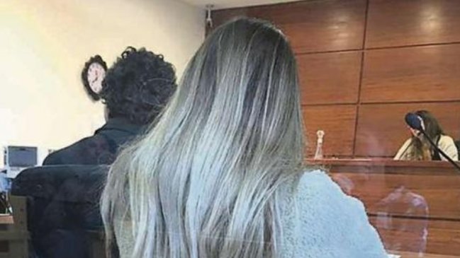 Mujer destruyó la camioneta de su ex pololo y no podrá mencionarlo en redes