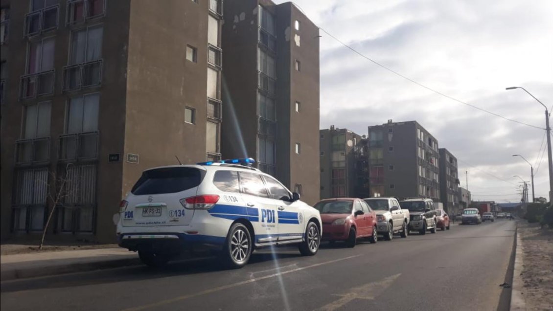 Brigada de Homicidios investiga caída de mujer desde un quinto piso en Mejillones