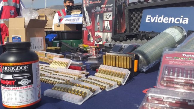 Aduanas descubrió miles de municiones y una máquina para hacer balas en Iquique