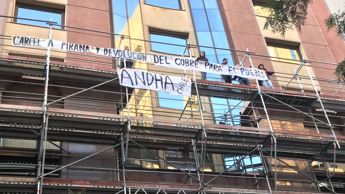 Deudores habitacionales protestan en edificio de Codelco en Santiago
