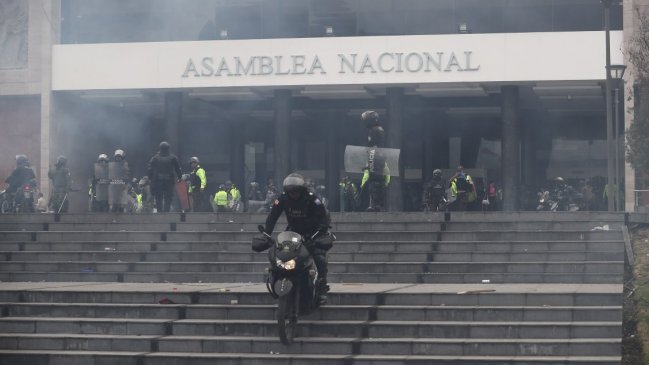 Presidente de Ecuador restringe libertad de movimiento en algunos sectores ante protestas