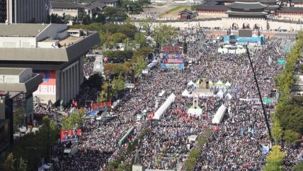  Miles de manifestantes piden dimisión del presidente surcoreano  