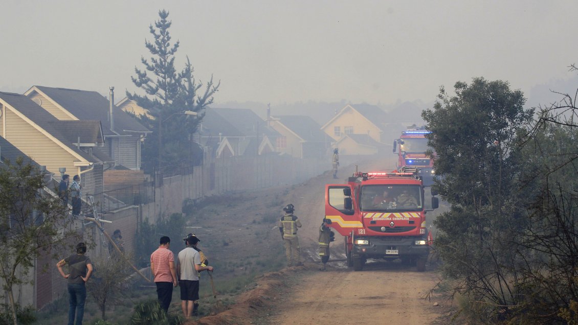 Incendio de Curauma presenta baja intensidad, pero se mantiene en combate