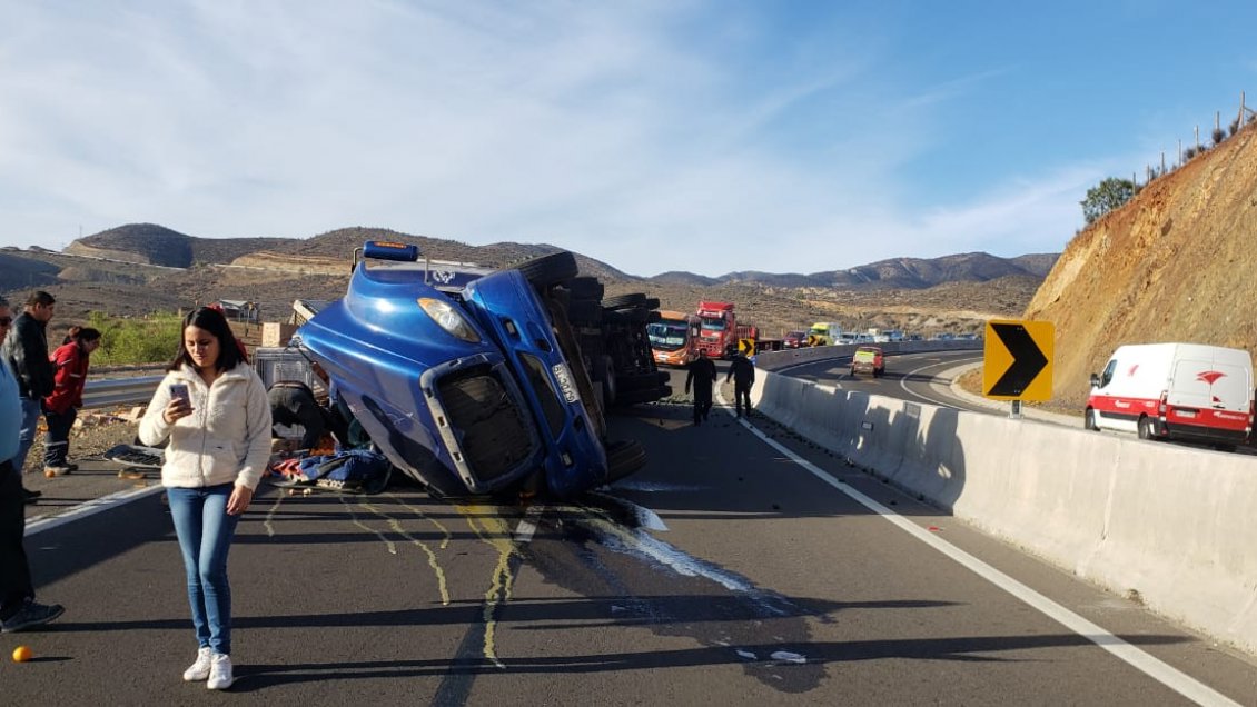 Camión volcó en la ruta que une Ovalle con La Serena