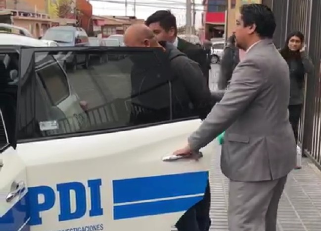 Detienen a sujeto tras ser sorprendido ingresando ilegalmente a extranjeros hacia Arica