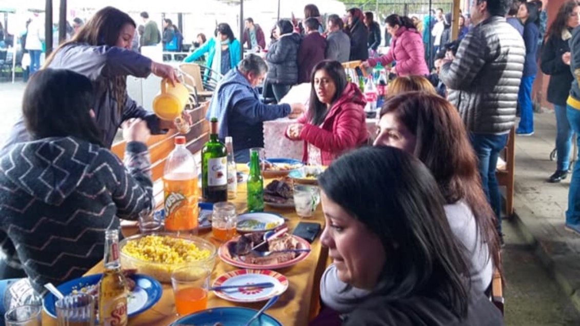 Bailando bajo la lluvia: Pacientes denuncian fiesta con alcohol y orquesta en el Hospital de Victoria