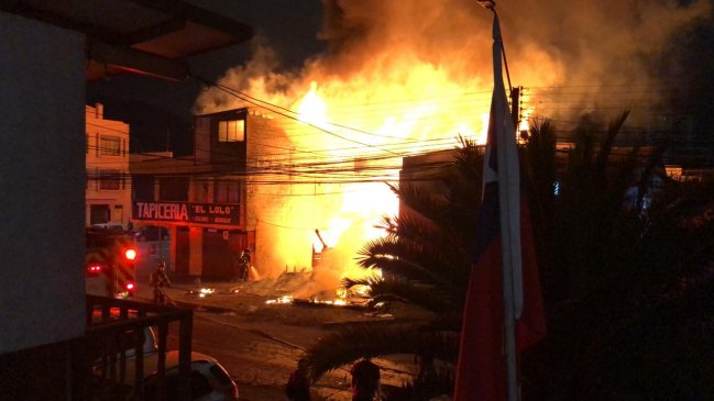 Incendio afectó a dos viviendas y dejó seis damnificados en Iquique