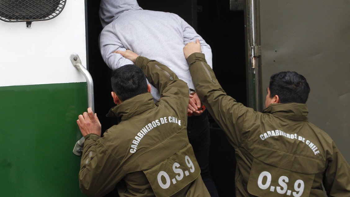 Sujeto fue detenido en plena calle portando más de medio kilo de droga y un arma