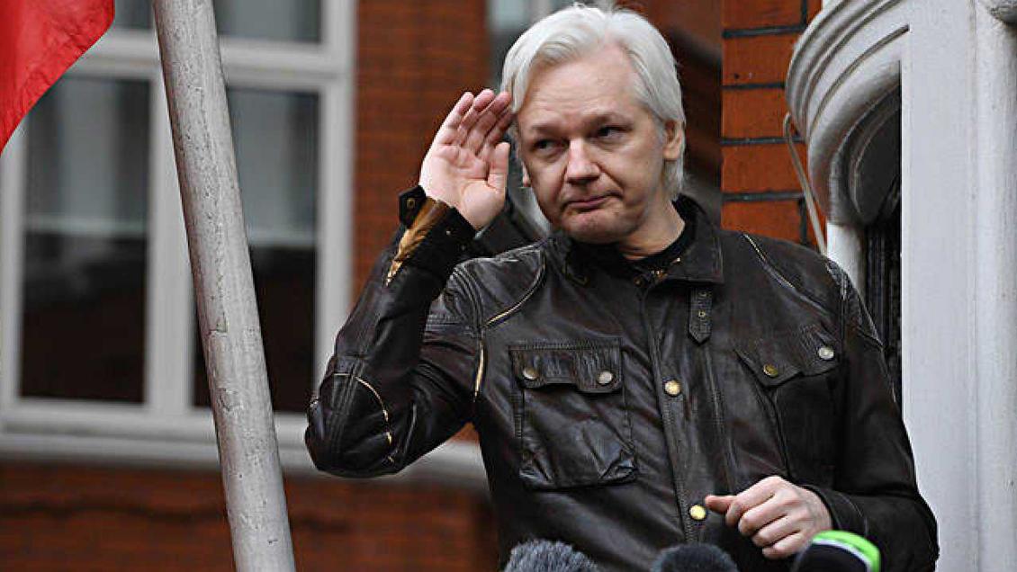 Assange permanecerá en prisión a la espera del juicio de extradición a EEUU