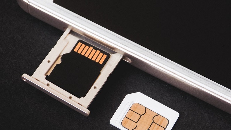 Encontraron una tarjeta de memoria en la calle y descubrieron evidencia de un asesinato