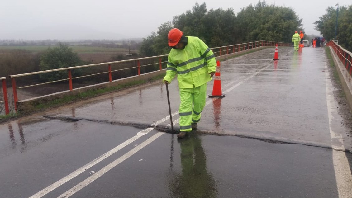 Nuevo retraso en reconstrucción de puente en riesgo del Maule generó fuertes críticas