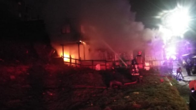 Investigan origen de incendio que dejó dos heridos en Castro: PDI presume violencia intrafamiliar