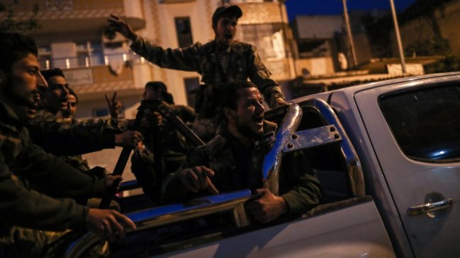 Siria: Kurdos juegan la carta del Estado Islámico ante avance de tropas turcas