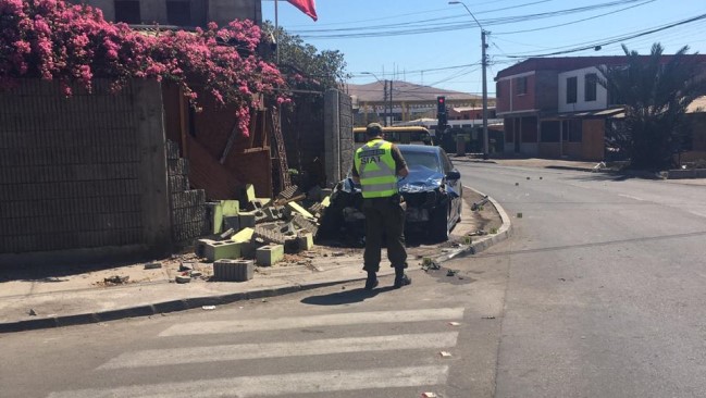 Descontrolada carrera terminó con un hombre en riesgo vital y una casa destruida en Arica
