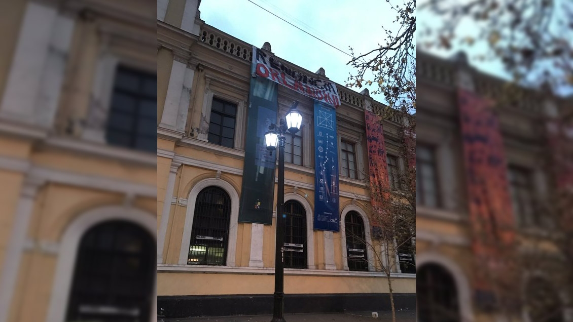 Estudiantes deponen tomas en Arte de la U. de Chile tras acuerdo con el decano