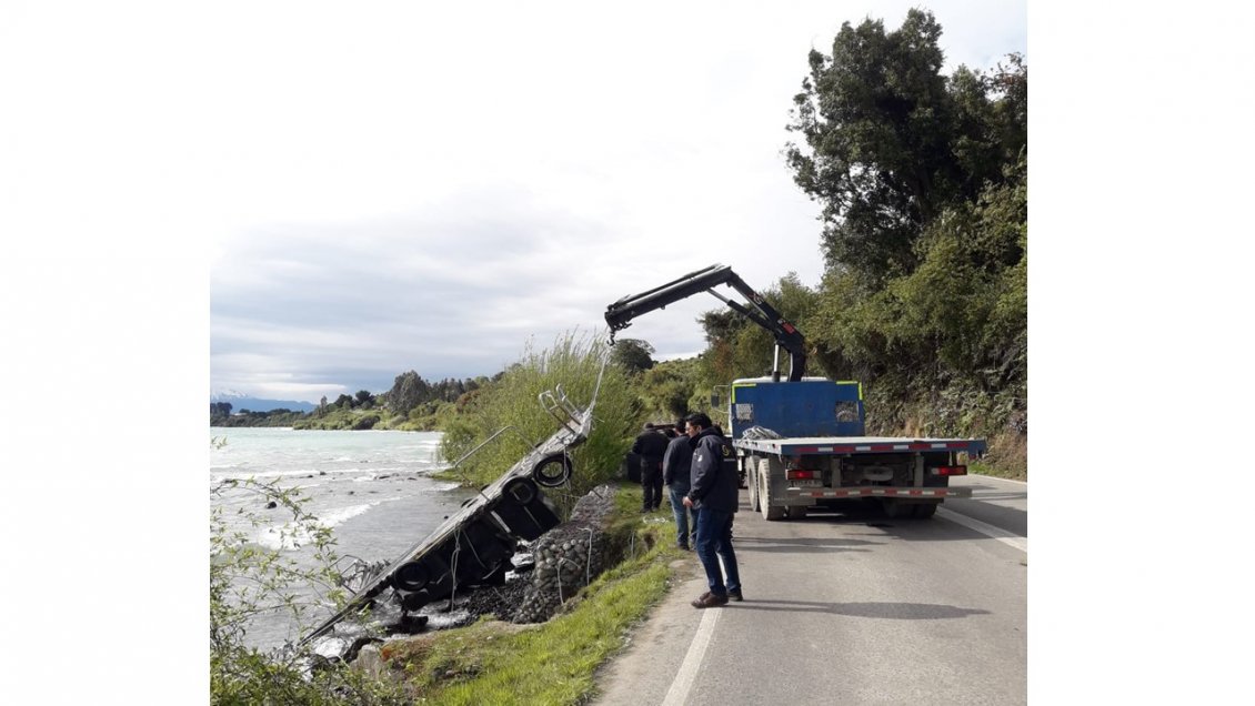 Viento puelche arrastró cinco balsas jaulas hasta orillas de una playa en lago Llanquihue