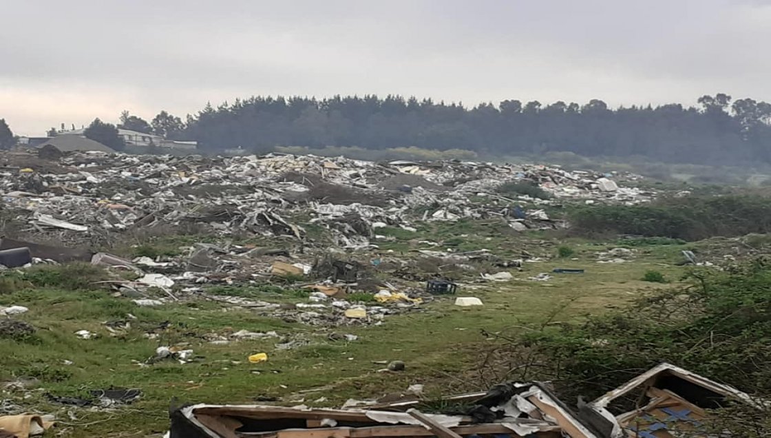 Vertedero clandestino fue descubierto a orillas del río Chillán