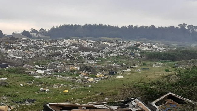 Vertedero clandestino fue descubierto a orillas del río Chillán