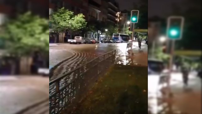 Rotura de matriz de agua genera corte de tránsito en Providencia