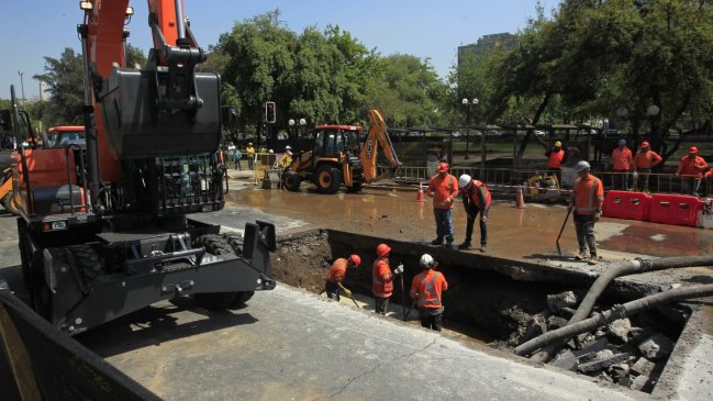 Aguas Andinas se comprometió a recuperar enseres afectados por rotura de matriz en Providencia