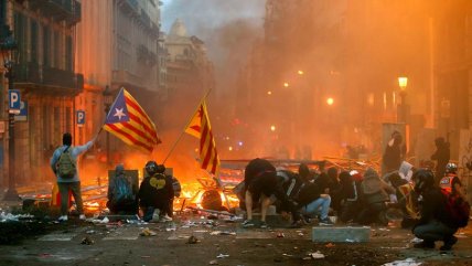  Cataluña: Manifestantes se enfrentan con la policía en huelga independentista  