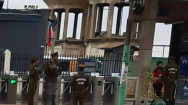 Estaciones de Metro Valparaíso amanecieron custodiadas por Carabineros