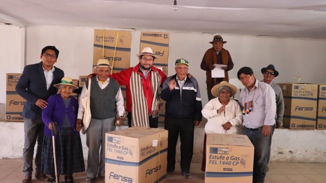 Gobernación del Tamarugal donó estufas a adultos mayores de Cariquima