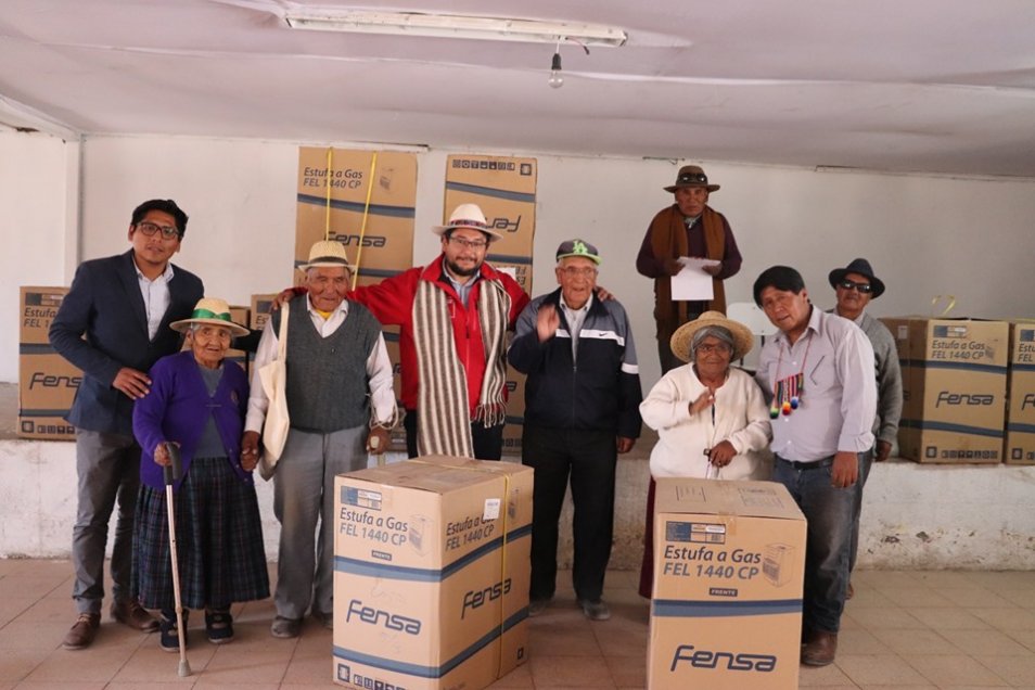 Gobernación del Tamarugal donó estufas a adultos mayores de Cariquima