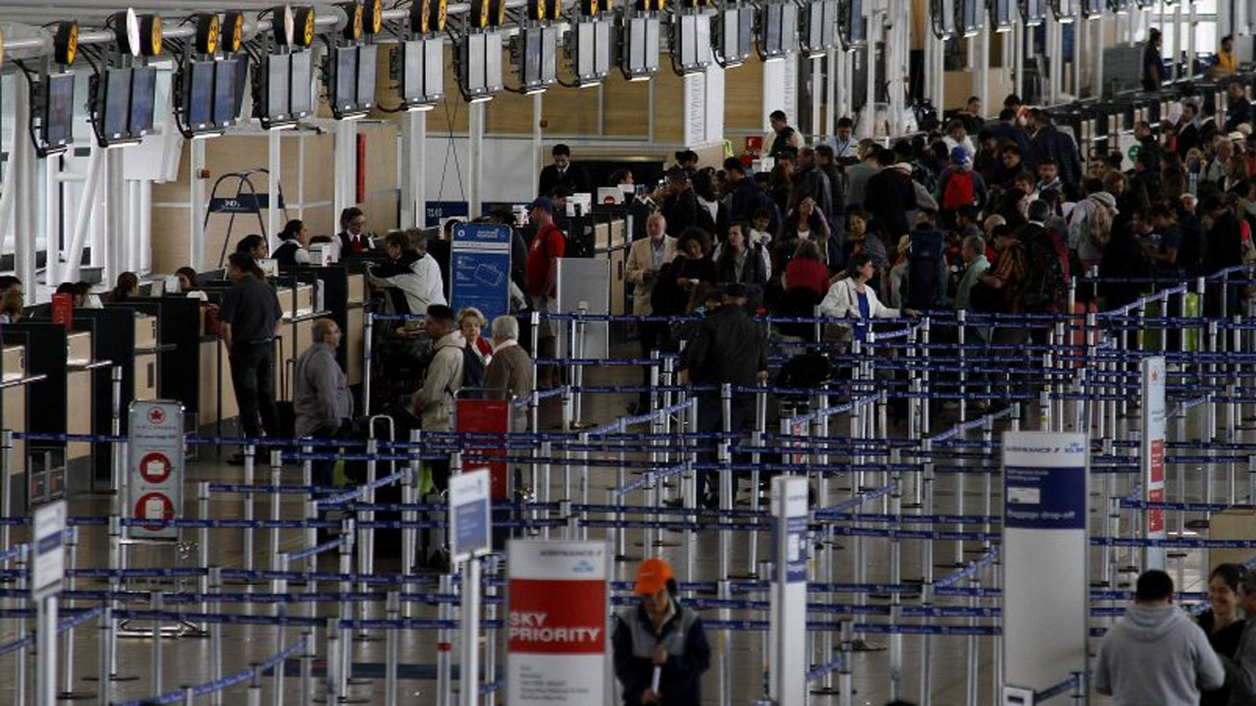 Aerolíneas cancelan y reprograman vuelos por el toque de queda en Santiago