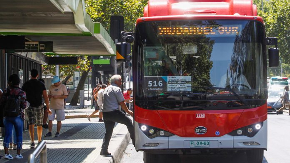 Buses del Transantiago vuelven a operar desde la mañana de este domingo
