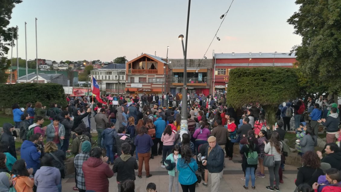 Chiloé se manifestó con cacerolas, barricadas y la toma de un puente