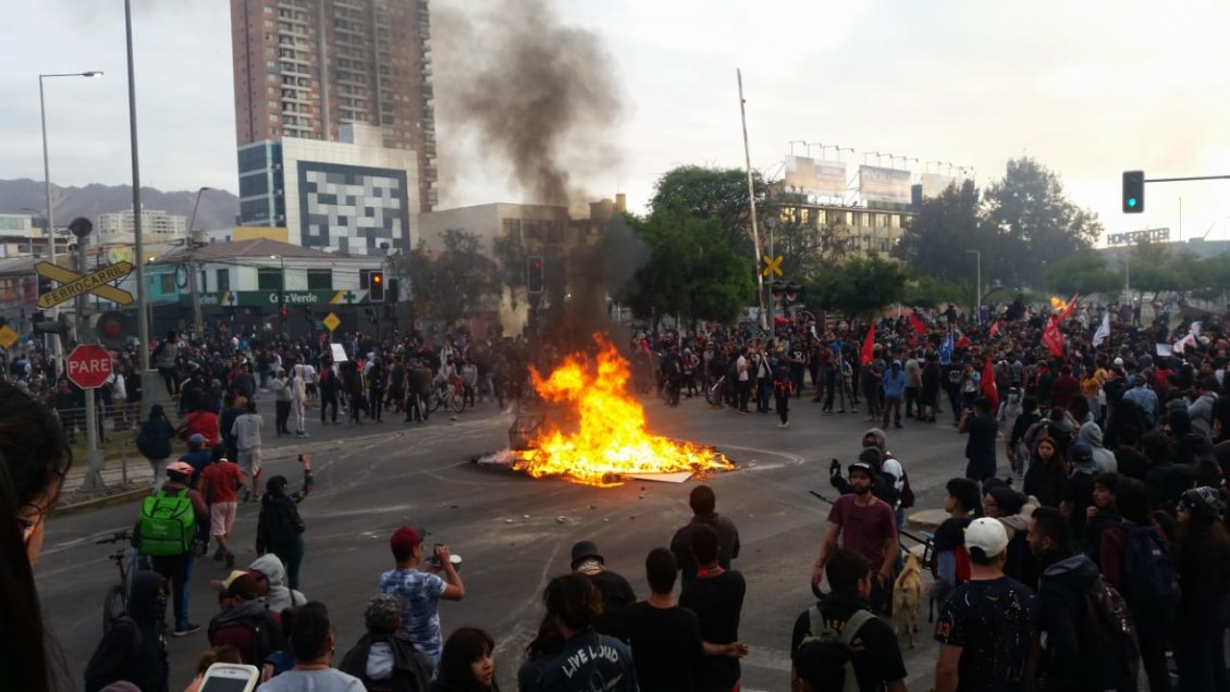 Destrozos, barricadas y saqueos marcaron la jornada de manifestaciones en Antofagasta