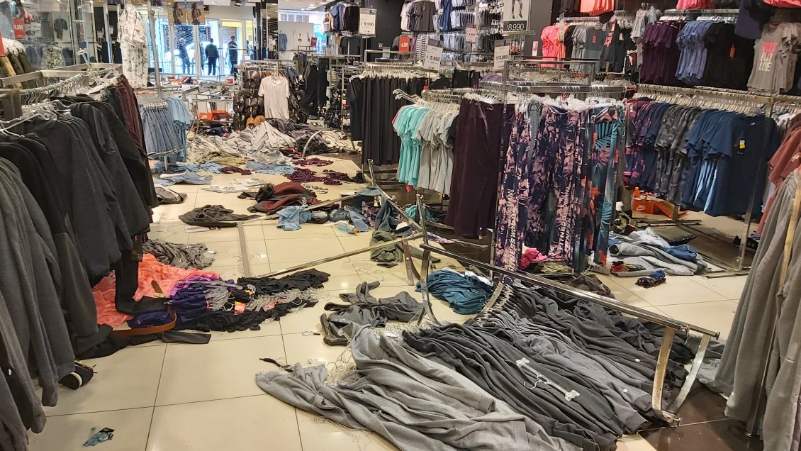 Protestas en Valdivia dejaron 26 detenidos y daños en decenas de locales comerciales