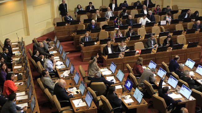 Cámara de Diputados aprobó proyecto que suspende alza de tarifa del Metro