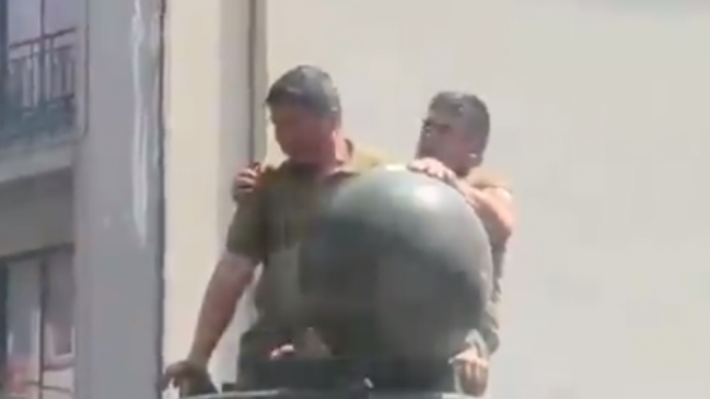 Carabineros debieron salir de emergencia de carro en Concepción