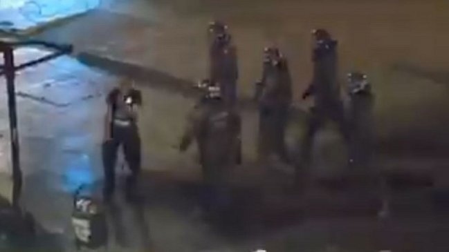 Captan violenta agresión de Carabineros después del toque de queda