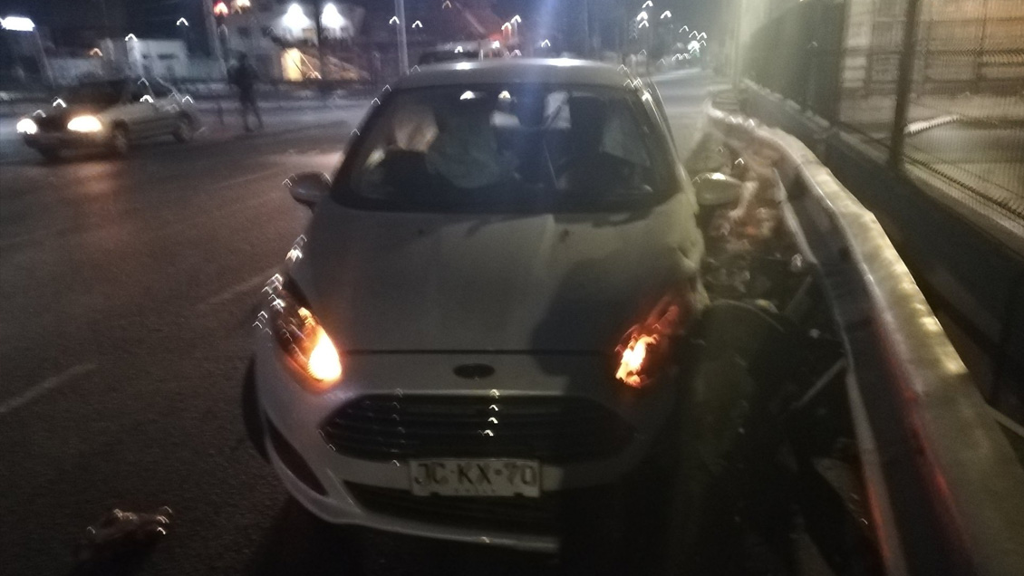 Conductor en presunto estado de ebriedad chocó su auto en pleno toque de queda