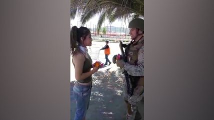 Manifestante regala flores a militares en Talca
