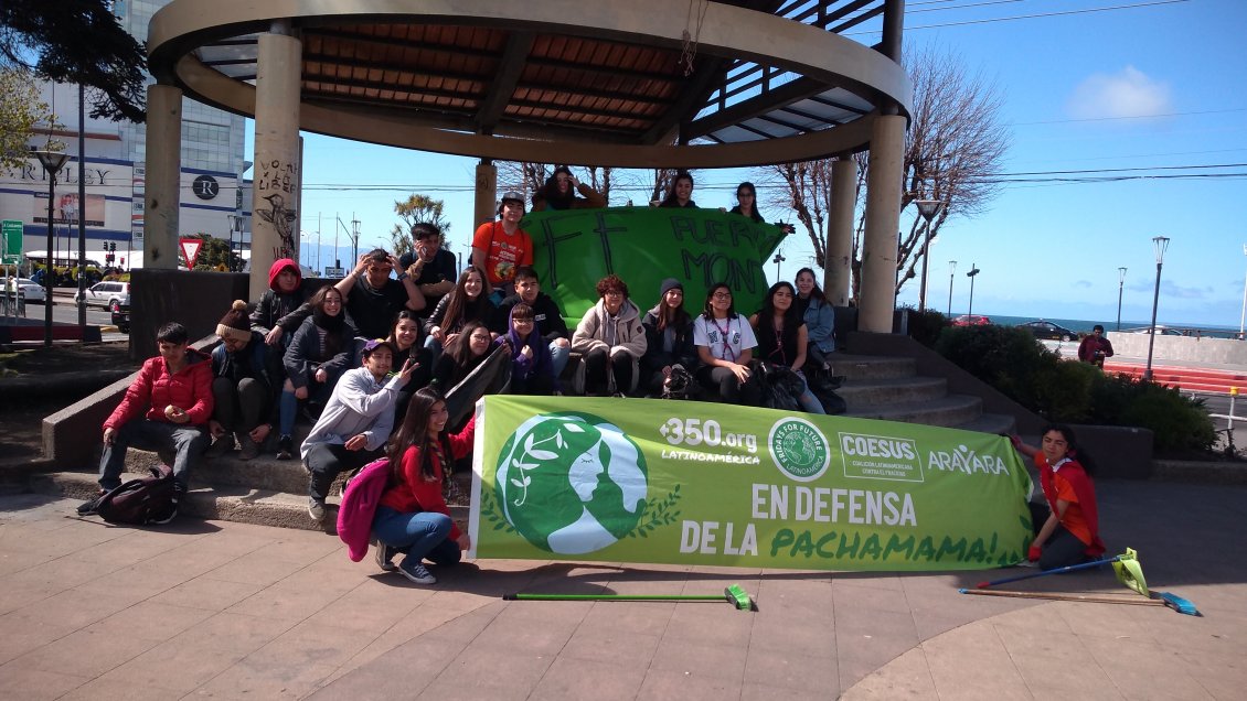 Jóvenes limpiaron las calles de Puerto Montt tras protestas del lunes