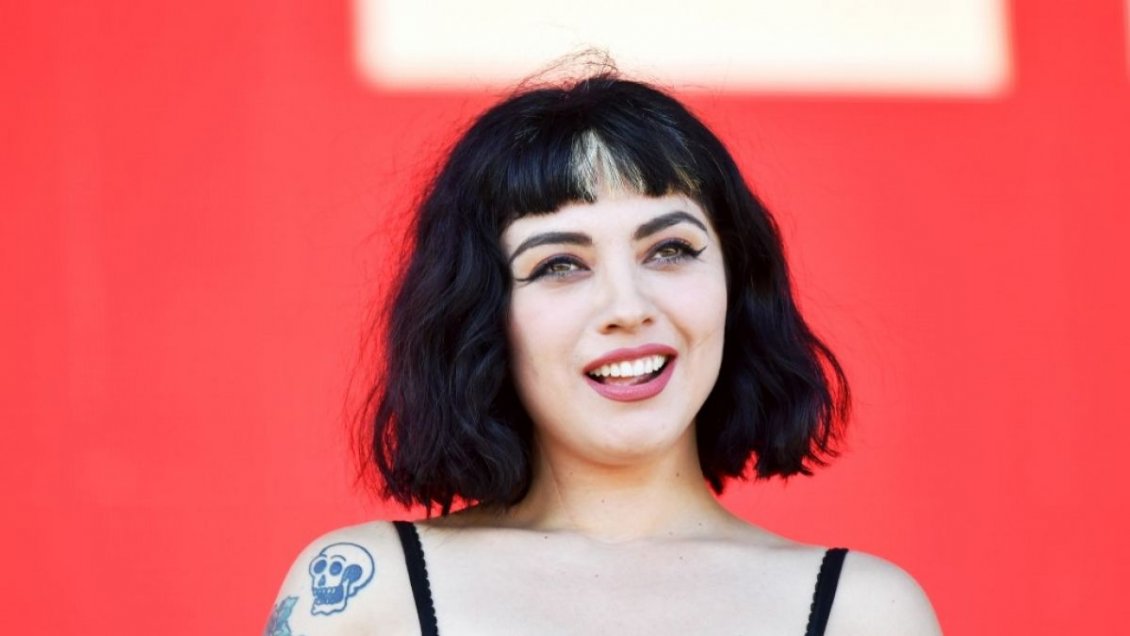 Mon Laferte se une a manifestación de apoyo a Chile en México
