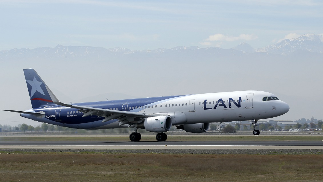 Latam comenzó a operar normalmente sus vuelos desde y hacia Santiago