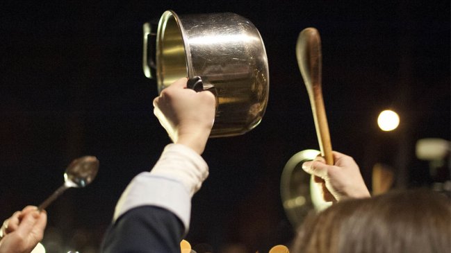 La voz de Víctor Jara se unió a cacerolazos para retar toque de queda