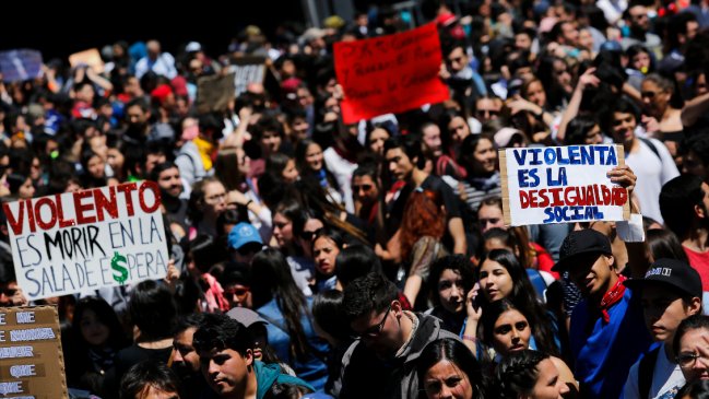 Encuesta: 70 por ciento de chilenos dice que estallido social es producto del cansancio por condiciones de vida