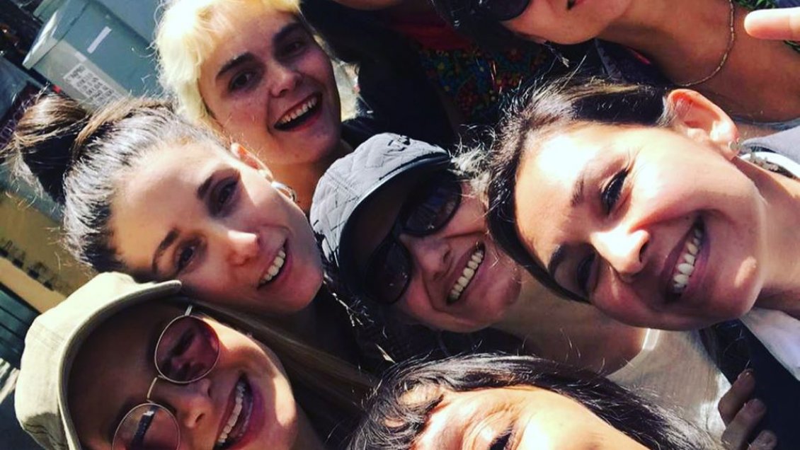 Cantantes chilenas entregan carta en La Moneda para terminar con las desigualdades