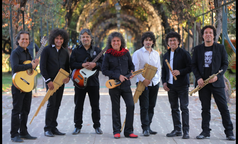 Banda Conmoción e Illapu sorprenden con improvisado show en Plaza Italia