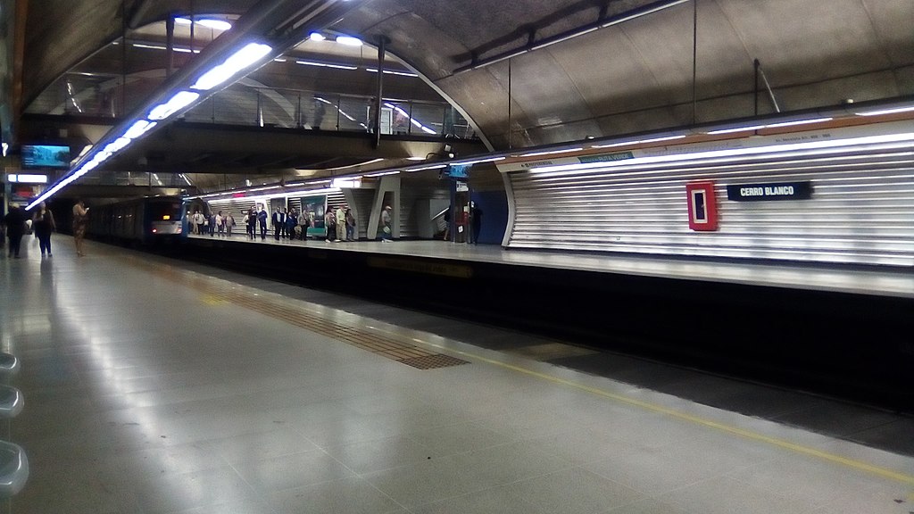 Chequeo: Metro en Recoleta, ni sin daños ni cerrado por razones políticas