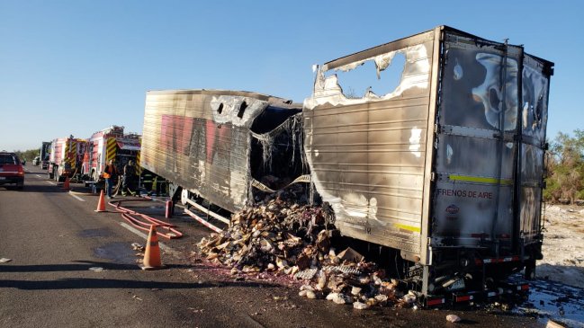 Tarapacá: Camión cargado con alimentos se incendió al sur de Pozo Almonte