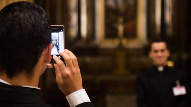 Sacerdote italiano envió foto porno a padres de estudiantes de catequesis por WhatsApp