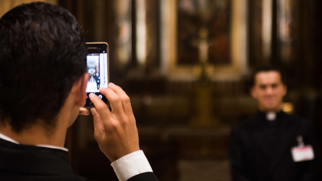 Sacerdote italiano envió foto porno a padres de estudiantes de catequesis por WhatsApp
