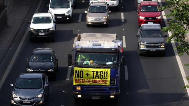 Camioneros se tomaron las autopistas santiaguinas contra el tag